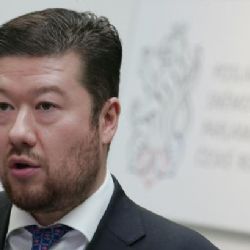 Okamura svým vzbouřencům: Opusťte sněmovnu, opusťte stranu