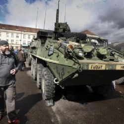 Okouknout Strykery, pohostit koláčky: Američany v Ruzyni vítaly davy