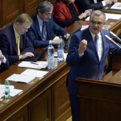 Opozice s vyslovením nedůvěry Sobotkově vládě neuspěla