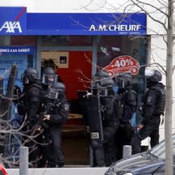 Ozbrojenec držel na poště u Paříže rukojmí, vzdal se policii