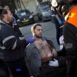 Palestinec pobodal 11 cestujících autobusu v Tel Avivu
