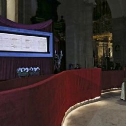 Papež František tiše poseděl u slavného turínského plátna