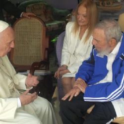 Papež na Kubě navštívil bratry Castrovy, vyměnili si dárky
