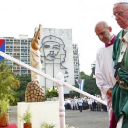 Papež žehnal na náměstí Revoluce. Agenti mezitím zadrželi tři aktivisty