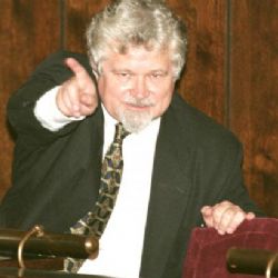 Petr Pithart má po devětaosmdesátém hlavu vyvrácenou dozadu