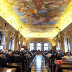 Platy zastupitelů v regionech porostou o tři procenta, tak jako úředníkům, méně než poslancům