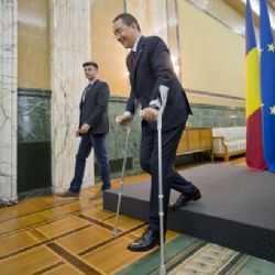 Pnutí v Rumunsku. Premiér Ponta ustál hlasování o nedůvěře