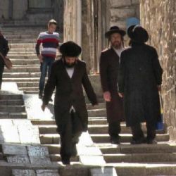 Pod menorou bývá tma: Izrael odhalil gangstery u ortodoxních Židů