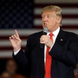 Podle analytiků je Trump globální riziko, na islamisty by shodil atomovku
