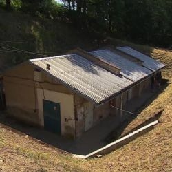 Policie skladuje zabavenou munici za děravým plotem