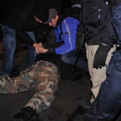 Policie v úterý v Praze zadržela dvě desítky demonstrantů, někteří měli zbraně
