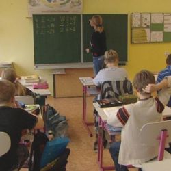 Pořízení školní výbavy vyjde na tisíce, lidem v nouzi pomáhá i charita
