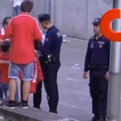 Portugalsko pobouřilo video: Policista bije otce před očima dítěte