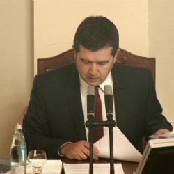 Poslanci kritizují docházku ministrů. Klouzavý mandát znovu na scéně