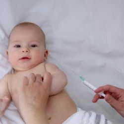 Poslanci se postavili proti individuálnímu očkování dětí