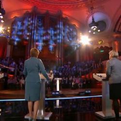 Poslední televizní předvolební debata se musela obejít bez Camerona