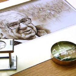 Pošta uctí sira Nicholase, do oběhu pošle speciální edici známek