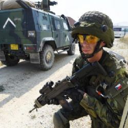 Přeruší armáda zahraniční mise? Zatím ne, cvičení bude jen pro 300 vojáků