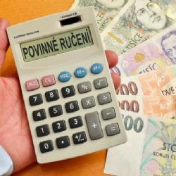 Přibylo vozidel s povinným ručením, řidiči si častěji připlácí