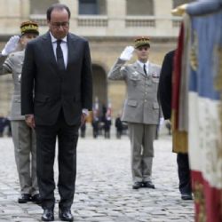 Pro zničení teroristů uděláme všechno, slíbil Hollande na tryzně za oběti