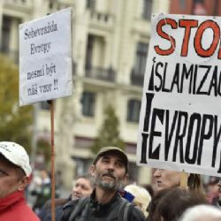 Proti migraci demonstrovalo v Brně patnáct set lidí, v Praze oddělili skupiny těžkooděnci