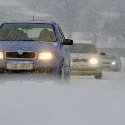 
První sníh přinesl dopravní komplikace
