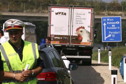 Foto: Rakouská policie našla v nákladním autě desítky mrtvých běženců