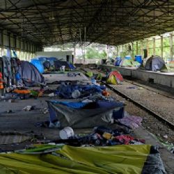 Řecko přestěhovalo uprchlíky ze stanů do budov, kde chybí toalety či elektřina