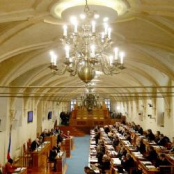 Registr smluv se zřejmě vrátí do sněmovny. Senátoři mají připomínky