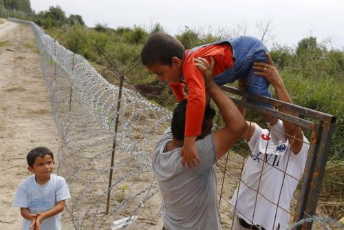 Foto: Rekordní počty běženců v Maďarsku, uprchlíci prý plot ničí