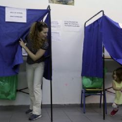 Řekové volí. Průzkumy mírně favorizují Syrizu