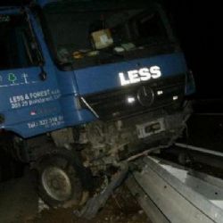 Řidiči kamionů si čtou nebo koukají do počítače, nehody pak přibývají