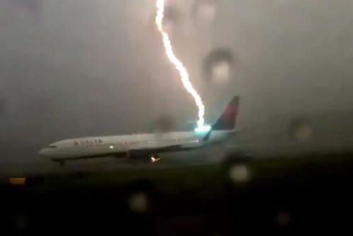 Foto: Rovnou před ocas: Blesk na letišti v Atlantě zasáhl letadlo