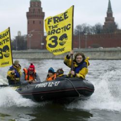 Rusko má zaplatit odškodné za zadržení lodi Greenpeace
