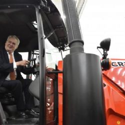 Sankce a embarga jsou neúčinné, kritizoval Zeman při návštěvě Zetoru