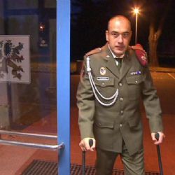 Se Sobotkou přiletěl do USA i zraněný český voják. Čeká ho operace