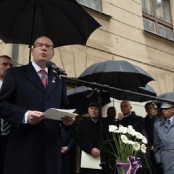Se státním svátkem připomínají politici evropskou krizi