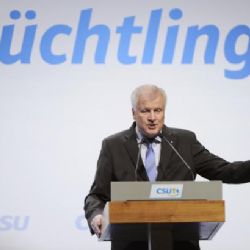 Seehofer žádá změnu uprchlické politiky, jinak požene Merkelovou k soudu