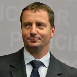 Šéf Zemanovy ochranky požádal o přeložení, na řadě je Hradní stráž