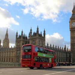 Skandály britských poslanců zmizely před volbami z Wikipedie
