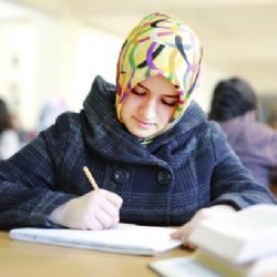 Škola muslimce zakázala šátek, dívka požaduje omluvu a odškodné