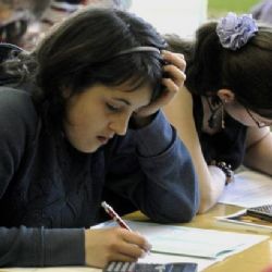 Školáci plavou v chemii i dějepisu, test jich zvládla pětina