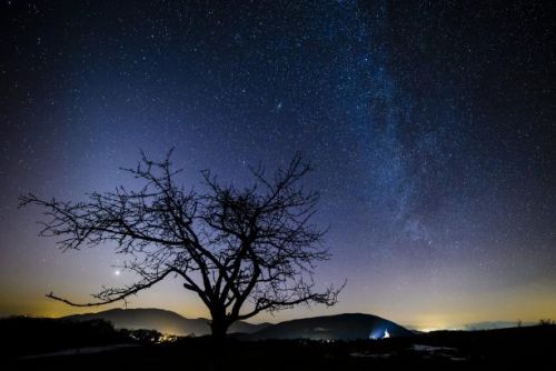 Foto: Sledovat zemřelé na noční obloze lze díky mobilní aplikaci