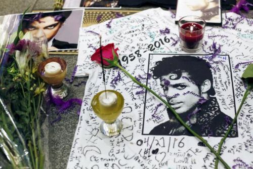Foto: Smrt legendy zasáhla fanoušky po celém světě: Prince se prý nedávno předávkoval opiáty