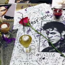 Smrt legendy zasáhla fanoušky po celém světě: Prince se prý nedávno předávkoval opiáty