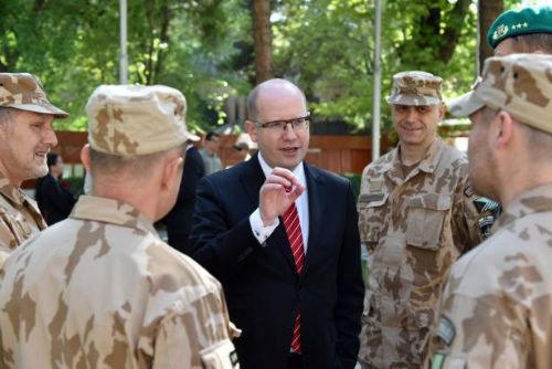 Foto: Sobotka navštívil české vojáky v Afghánistánu, řeč byla i o migraci