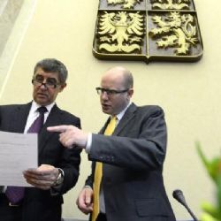Sobotka vzkazuje ANO: Koaliční smlouva není cár papíru, podepsali jste ji