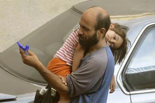 Foto: Solidarita na webu: Na syrského uprchlíka se spící dcerou se vybralo 1,6 milionu