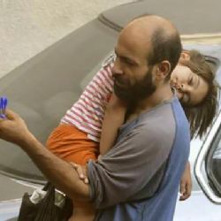 Solidarita na webu: Na syrského uprchlíka se spící dcerou se vybralo 1,6 milionu