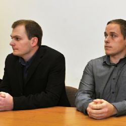 Soud poslal dva policisty za ubití bezdomovce na osm let za mříže